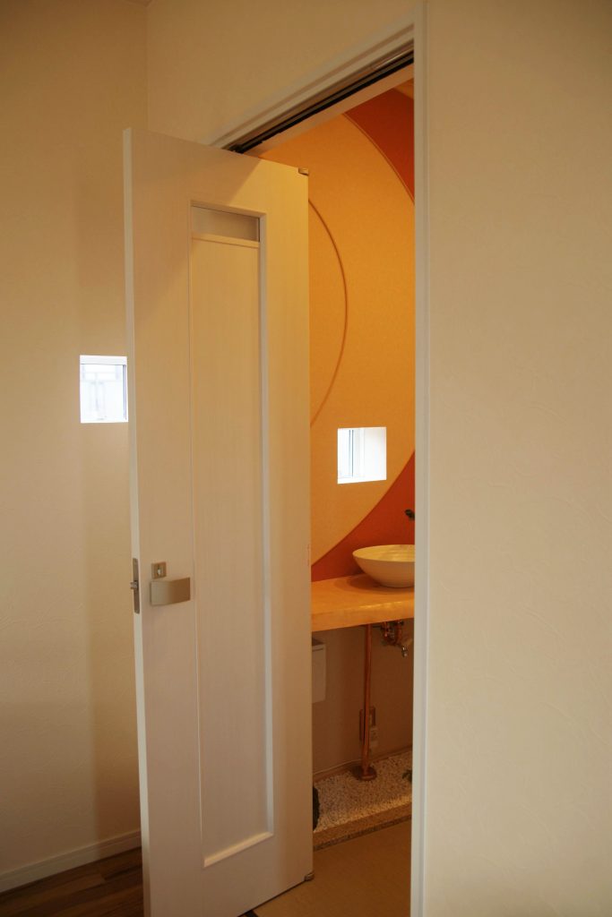 石灯籠が灯るトイレ～トイレを癒しの空間に～